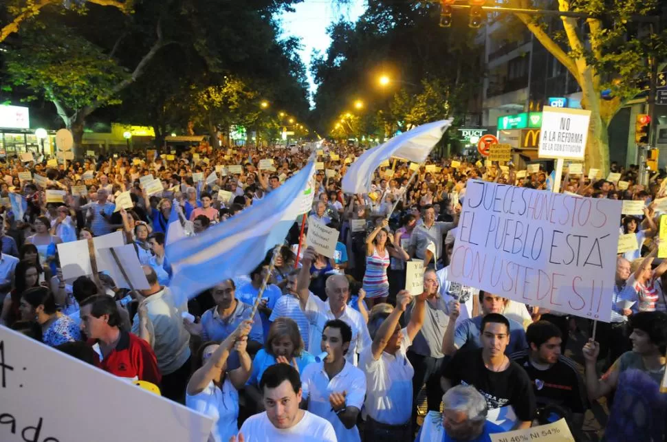 MENDOZA. En la capital, los vecinos salieron     a la calle a apoyar a los jueces honestos. FOTOS DE DYN