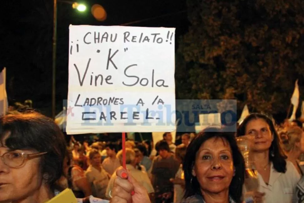 CON CARTELES. En Salta también se registró una protesta masiva. FOTO TOMADA DE ELTRIBUNO.INFO