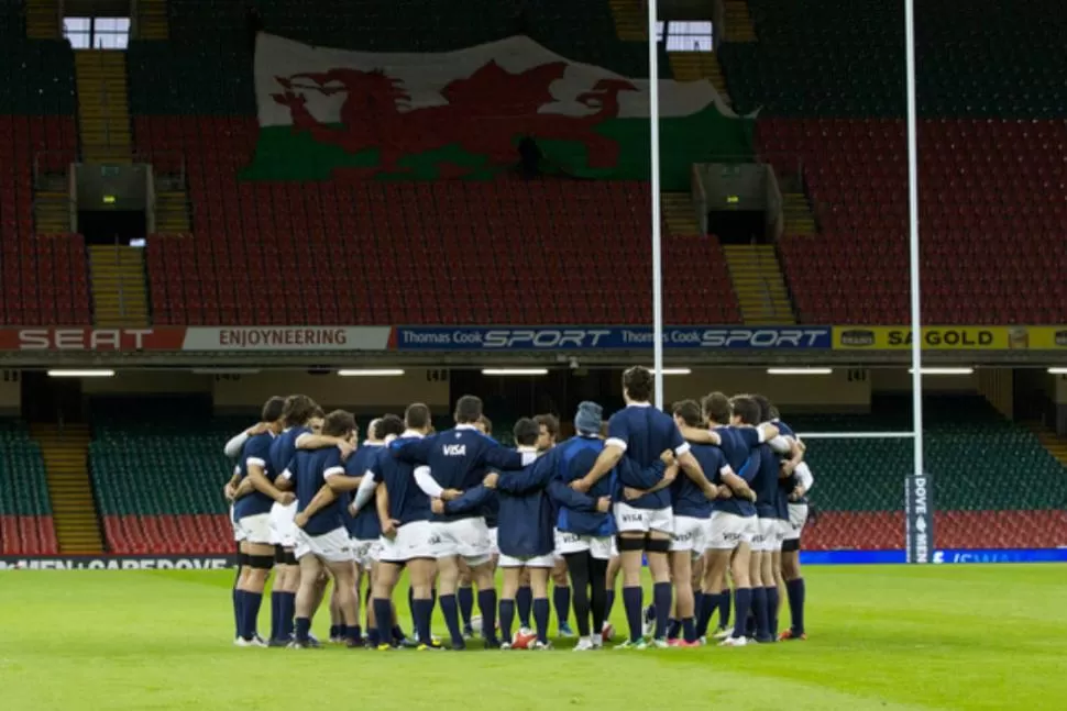 ULTIMA CHARLA. Los Pumas escuchan al entrenador Santiago Phelan en el Milenium Stadium, de Cardiff, con vistas al duelo de mañana contra Gales. FOTO DE MARTIN SERAS LIMA (PRENSA UAR) 