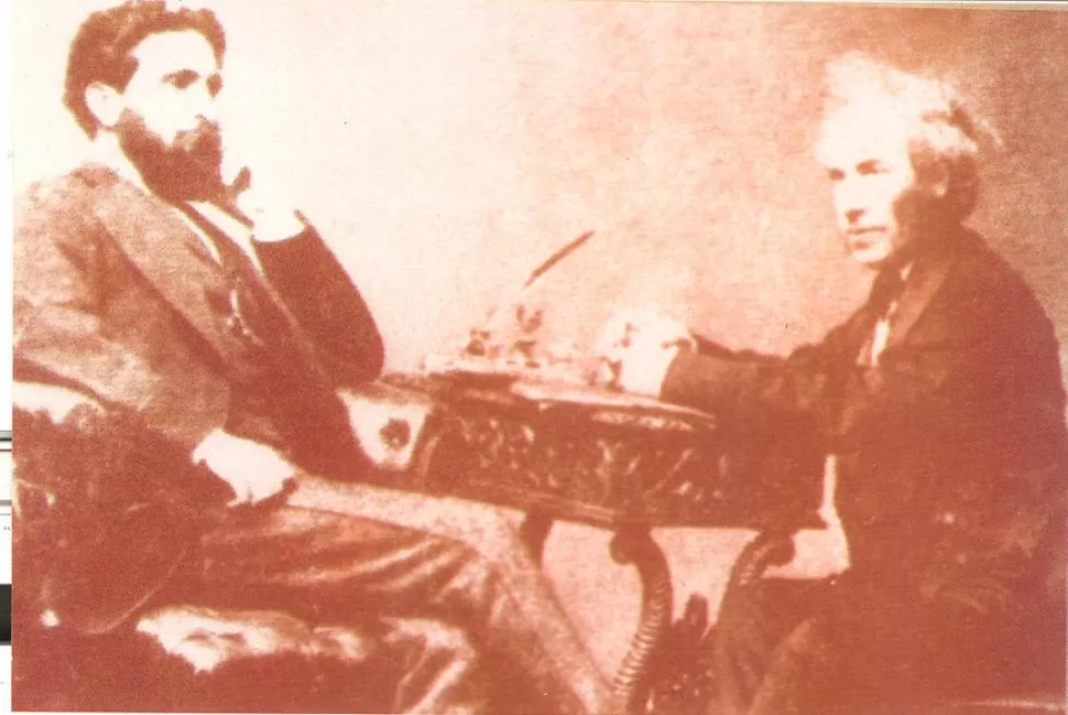 JUAN BAUTISTA ALBERDI. Aparece a la derecha, con Gregorio Benítez. Tomada en París en 1873, es acaso la única foto conocida donde el prócer está con otra persona. LA GACETA / ARCHIVO