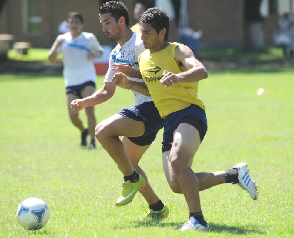 SERÁN DEL MISMO BANDO. More y Maidana, que luchan por la pelota en una práctica, esta vez se la pasarán entre ellos. 