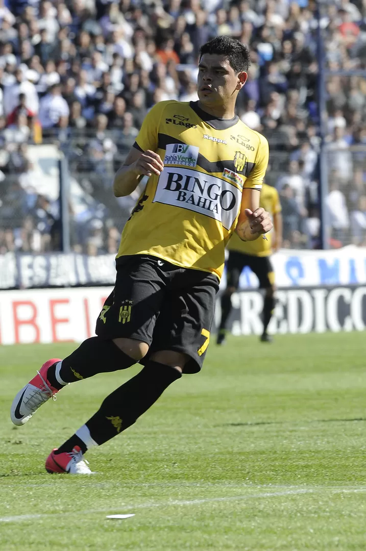 GOLEADOR. Bou, durante el partido con Gimnasia (LP); el entrerriano se convirtió en la principal carta ofensiva de Olimpo. FOTO TOMADA DE WWW.CLUBPANINI.COM.AR