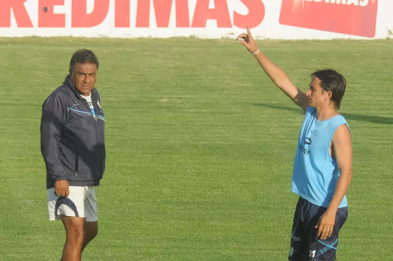 UNO DE LOS ENCARGADOS. Barrado que levanta su brazo ante 'RR', junto al 'Pulga' Rodríguez, serán los que pateen tiros libres y córners ante Olimpo. ARCHIVO LA GACETA / FOTO DE ENRIQUE GALINDEZ