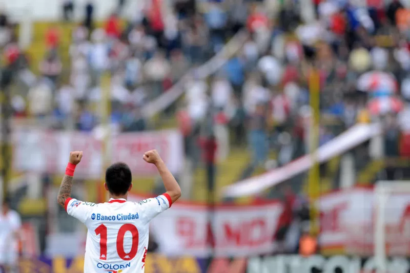 REGRESO CON GLORIA. Defederico volvió a ser titular y marcó un tanto para Huracán. TELAM