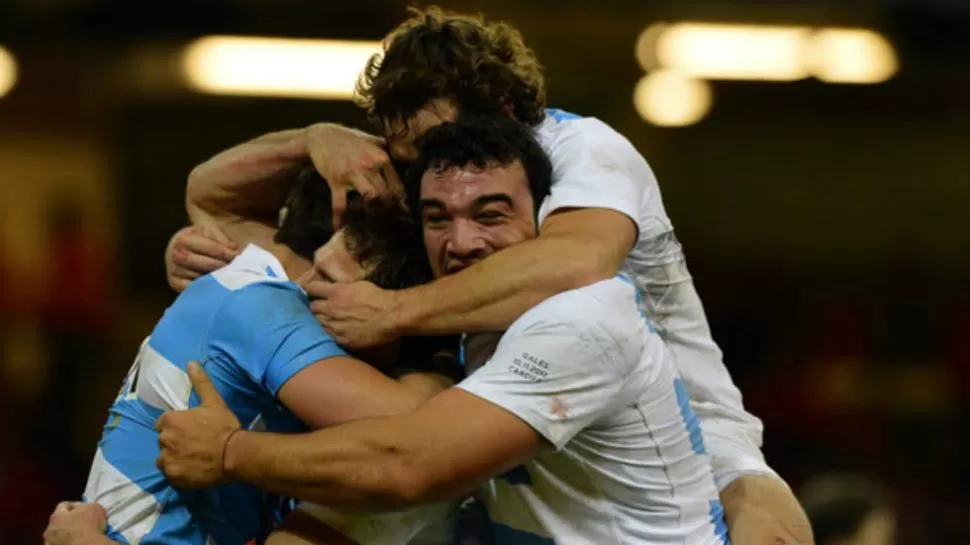 FESTEJO EN GALES. Los Pumas celebran uno de los tries anotados en el Milennium de Cardiff, donde apagaron el fuego de los Dragones, al vancer a Gales por 26 a 12. FOTO TOMADA DE SCRUM.COM