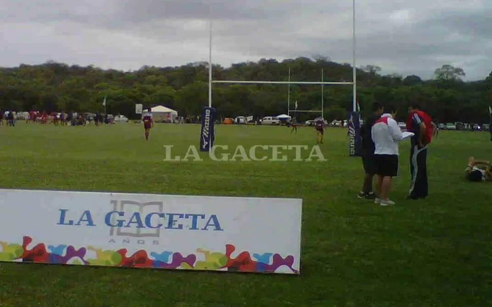 TODO LISTO. Con un manto de nubes protegiendo a los jugadores del sol, comenzó el torneo. LA GACETA/ FOTOS DE ANALÍA JARAMILLO.