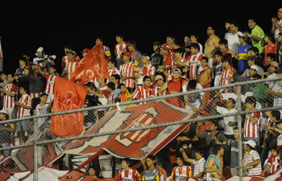 DE LOS POCOS LUJOS. Ibáñez ensaya un taco ante la defensa de Libertad aunque en el partido no hubo espacio para los firuletes y el buen juego: San Martín ganó y no le sobró nada. 