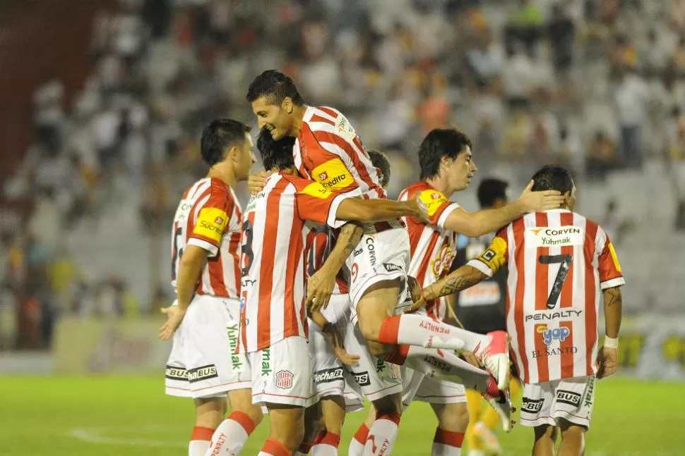 FESTEJO SANTO. Los jugadores celebran el gol anotado por Lucas Bustos, a los 7 minutos de juego. LA GACETA / FOTO DE HECTOR PERALTA