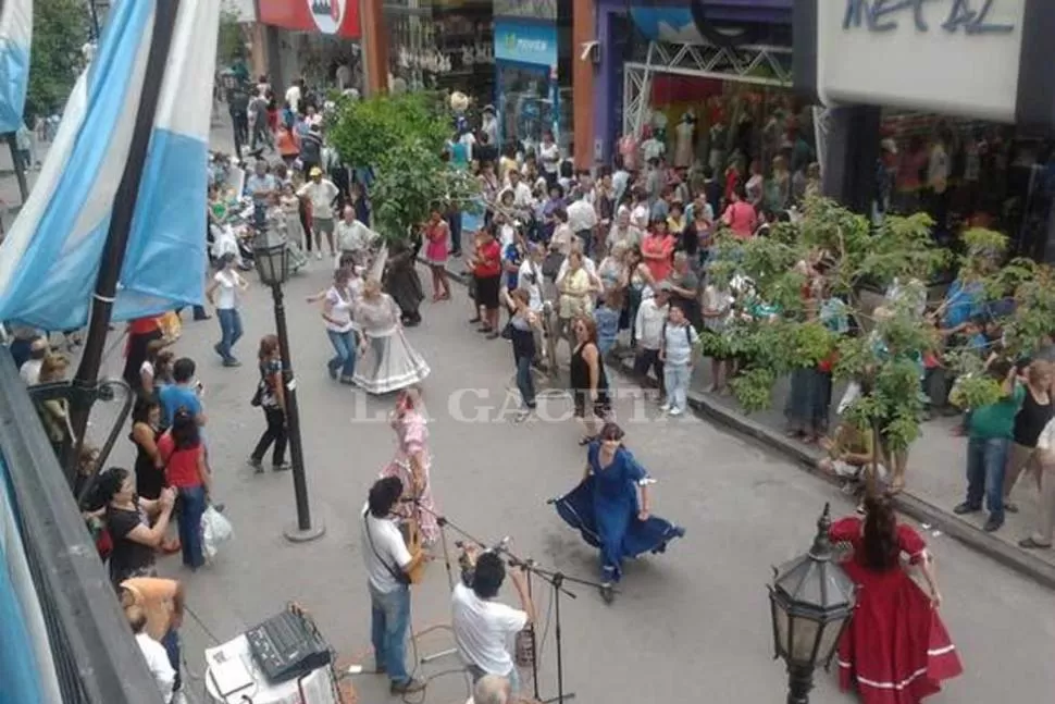 FOLCLORE CALLEJERO. En la peatonal hubo baile, música y canto. LA GACETA/FOTO DE SOLEDAD NUCCI VIA MOVIL