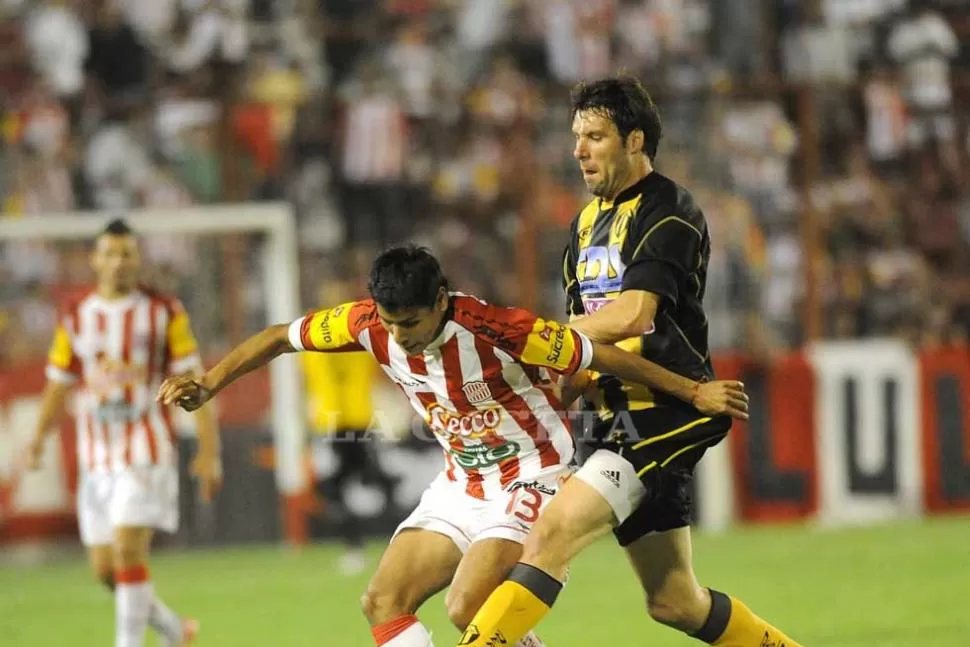 CUMPLIÓ. En su vuelta, Mario Vera aguantó bien los avances de los delanteros rivales. LA GACETA/FOTO DE HECTOR PERALTA