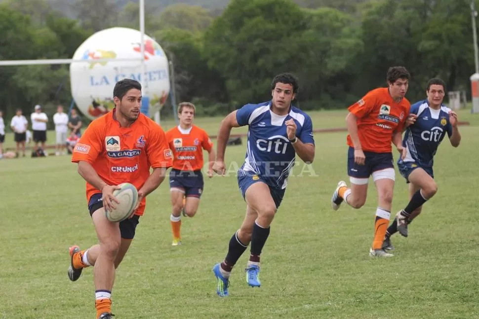 POSTAL SERRANA. Una escena de juego en la final entre Tucumán y Buenos Aires, que se disputó en Tapia. Fue una linda fiesta. LA GACETA / FOTO DE HECTOR PERALTA