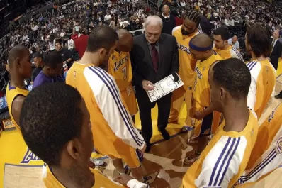 Phil Jackson renovaría su idilio con los Lakers
