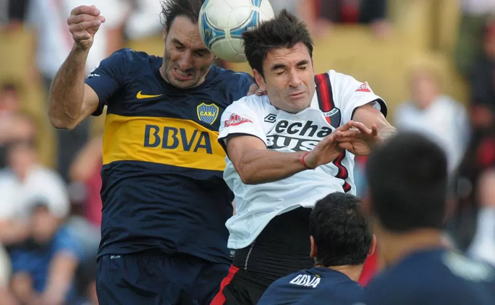 LUCHADO. Schiavi y Curuchet pelean por una pelota. TELAM