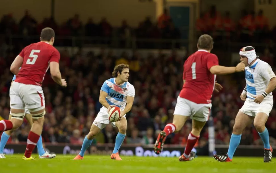 SABE CONDUCIR. Nicolás Sánchez mostró voluntad para tacklear como ante Sudáfrica, pero esta vez pudo ser el conductor del equipo y se hizo cargo de la responsabilidad de patear cuando salió Contepomi. 