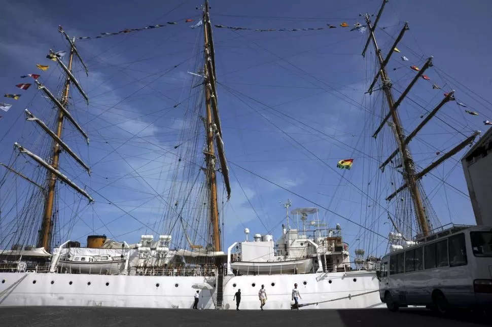 RETENIDO. Parte de la tripulación camina hacia un micro para volver al país. REUTERS