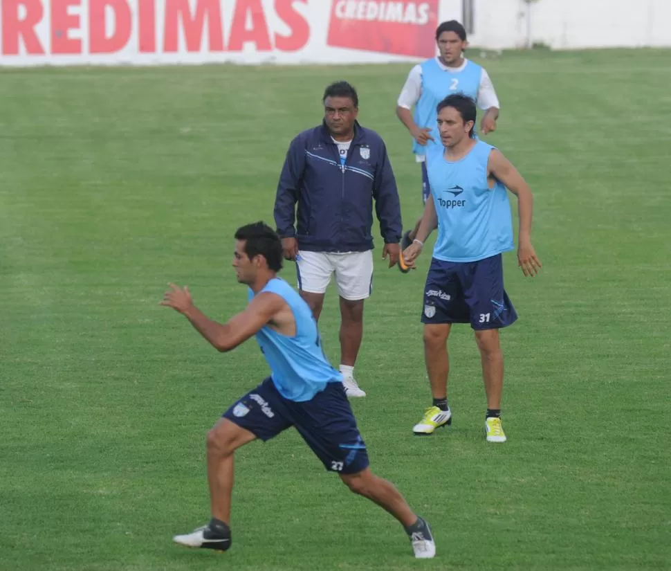 MEDIO CAMPO. RR, Montiglio y Barrado miran atentos el despliegue de Ballini.  