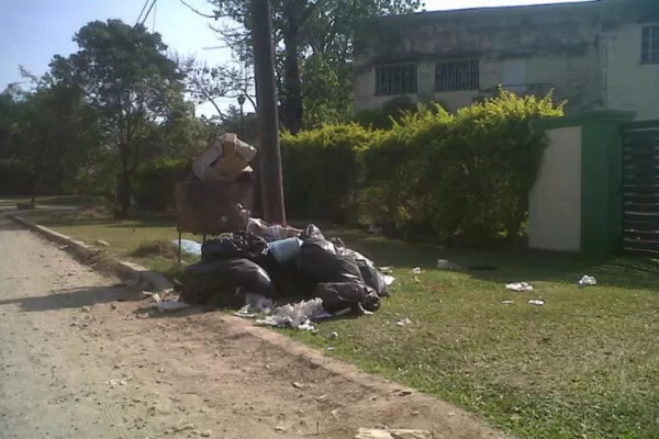 Pañales, jeringas y gasas usadas