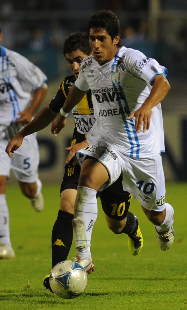 ESTAMPA DE CRACK. Con pelota dominada y la cabeza levantada, More hizo un surco por la izquierda del ataque decano LA GACETA / FOTO DE FRANCO VERA