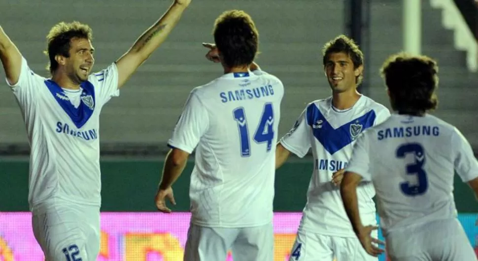 BUEN CAMINO. Vélez quiere ser festejando en al partido contra Quilmes, que se jugará mañana y donde buscarña mantenerse en lo más alto del Torneo Inicial.