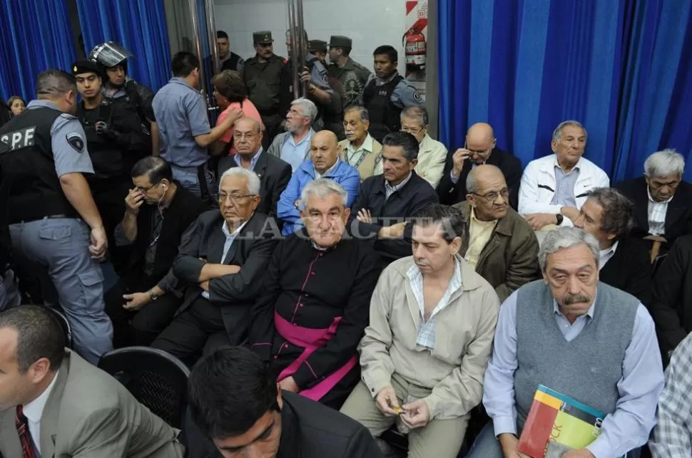 EN EL BANQUILLO. La mayoría de los imputados estuvieron presentes en la primera audiencia. LA GACETA / FOTO DE FRANCO VERA