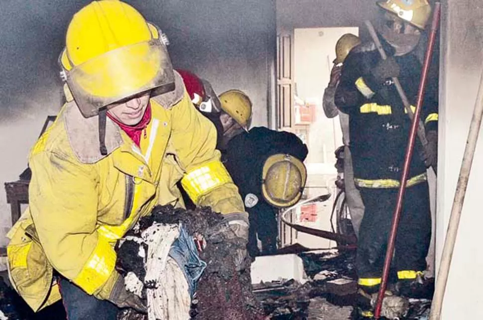 PERDIERON TODO. Las llamas se desataron cuando no había nadie en la vivienda. FOTO TOMADA DE ELLIBERAL.COM.AR