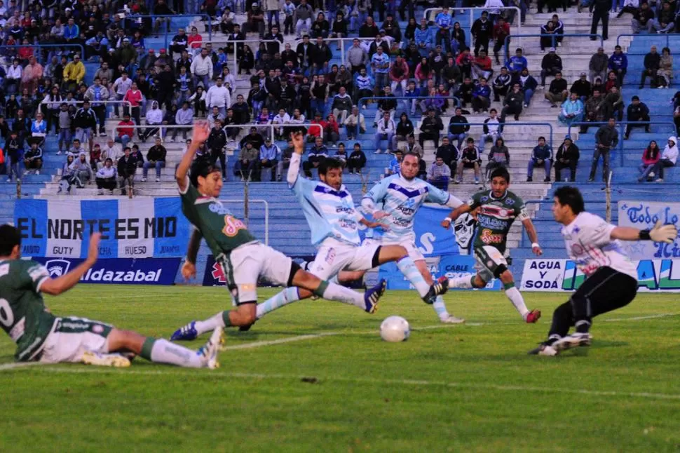 SUPERIORIDAD. Franco Zambrano no logra interceptar el disparo de Iván Agudiak. Gimnasia y Tiro goleó al expreso verde. 