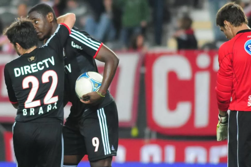 LAS DOS CARAS. El colombiano Zapata celebra el gol mientras Sara se lamenta el error que le costó caro. DYN
