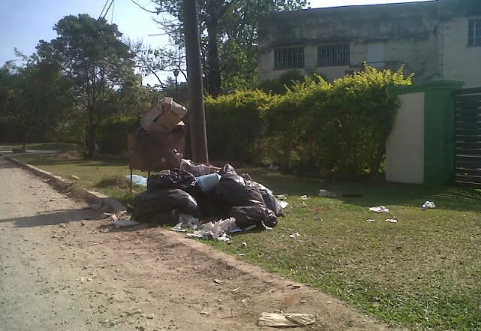 Pañales, jeringas y gasas usadas