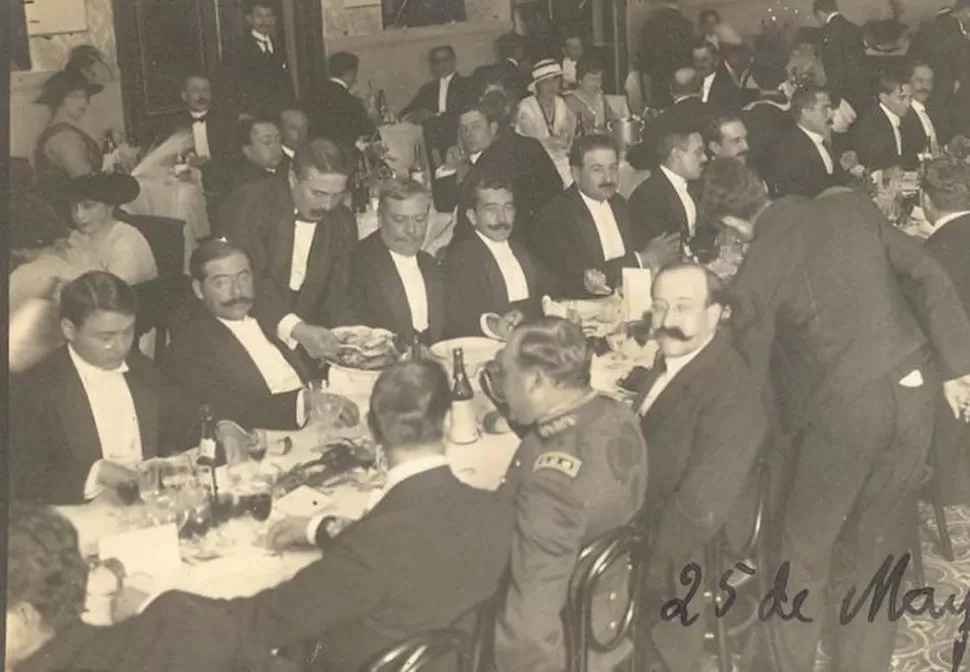 COMIDA OFICIAL EN TUCUMÁN. En 1914, todos los asistentes llevaban frac. Todavía no había empezado a aparecer el smoking. LA GACETA / ARCHIVO