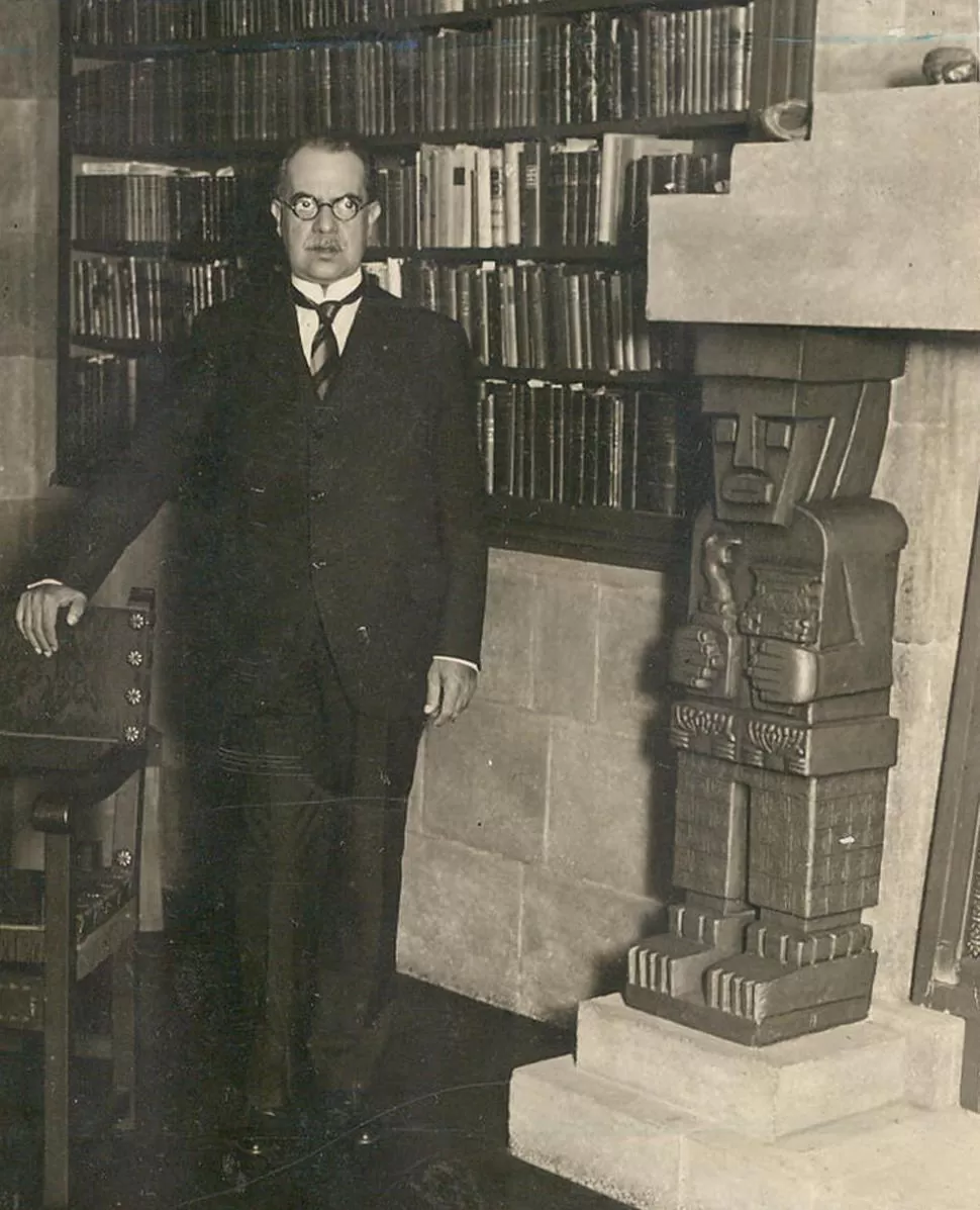 RESCATE DE LO AUTÓCTONO. Ricardo Rojas posa junto a su chimenea, cuyo pilar rescataba formas de la cultura americana.
 LA GACETA / ARCHIVO