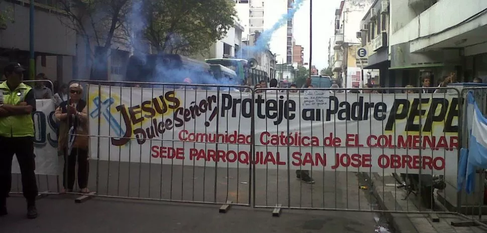 EN DEFENSA DEL PADRE PEPE. Un grupo de fieles de la parroquia reza por el sacerdote Mijalchyk, acusado de haber participado de torturas. LA GACETA / FOTO DE ANALIA JARAMILLO