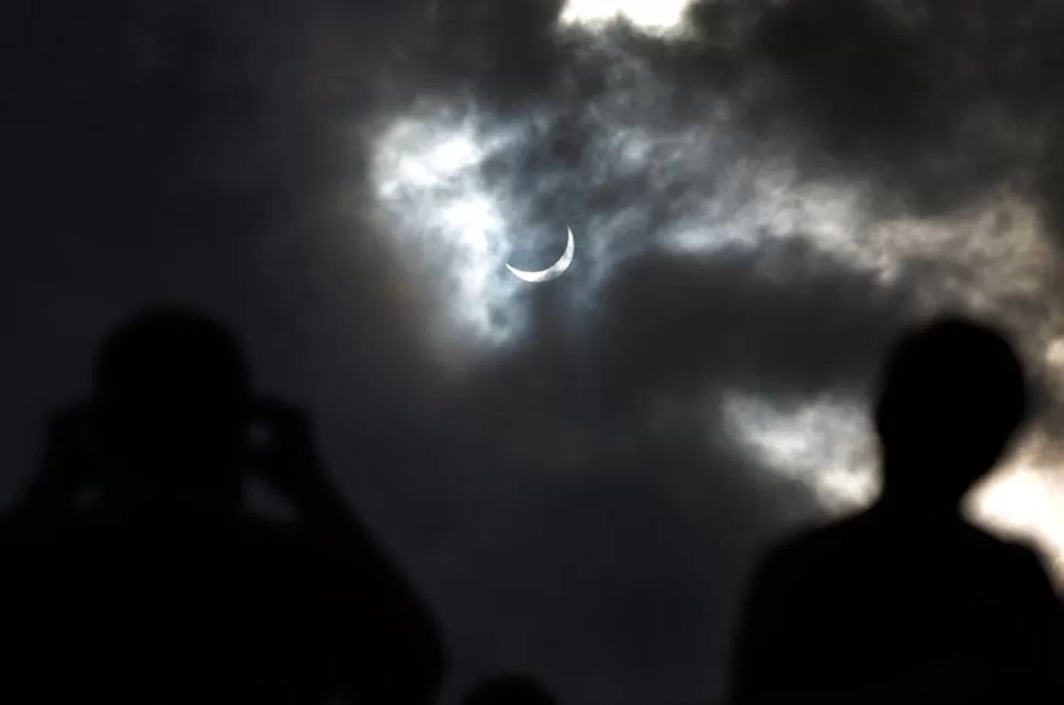 NOCHE DE DIA. El movimiento de la Luna delante del Sol fue seguido de cerca en Australia. REUTERS