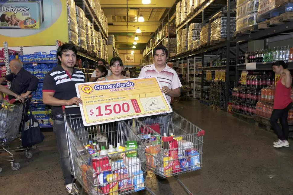DE TODO UN POCO. José Caniza llevó dos carritos provistos de mercadería. LA GACETA / FOTO DE ANALíA JARAMILLO
