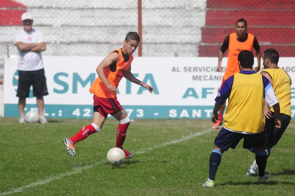 LOS DUEÑOS DE LA MAGIA. Según Ramacciotti Rizo, Patito, Roldán y Malbernat son los encargados de jugar y hacer jugar a San Martín. El equipo no puede desaprovecharlos mientras salgan al campo. 