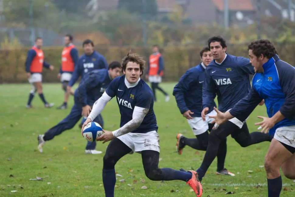 PUESTA A PUNTO. El tucumano Nicolás Sánchez durante la práctica que realizaron hoy Los Pumas con vistas al partido del sábado contra Francia. FOTO DE MARTIN SERAS LIMA (PRENSA UAR)