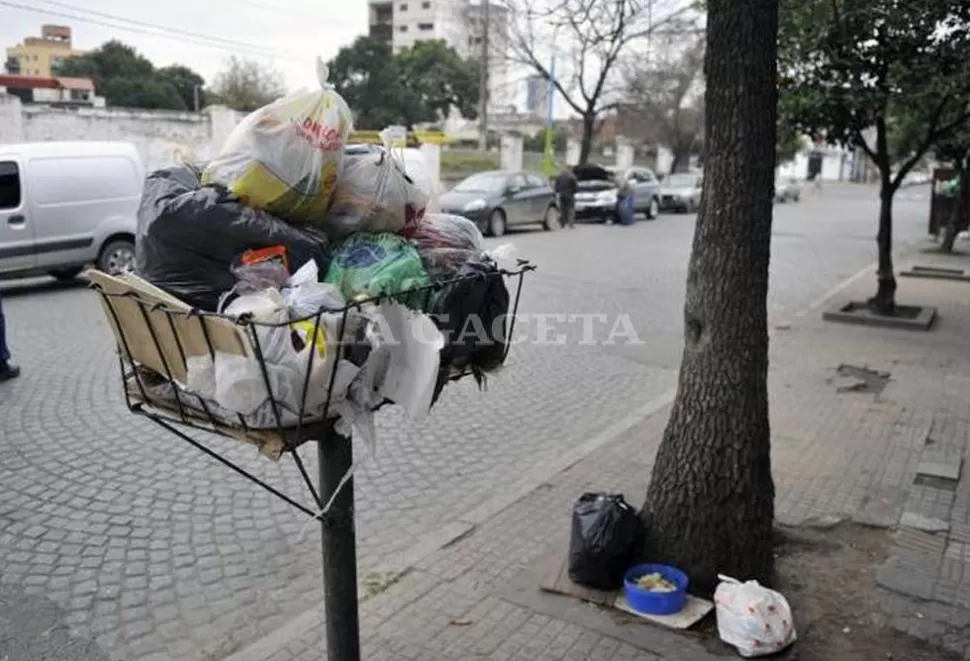 SE ACUMULAN. Las bolsas con residuos quedaron a la espera de los camiones recolectores. ARCHIVO LA GACETA / FOTO DE JORGE OLMOS SGROSSO