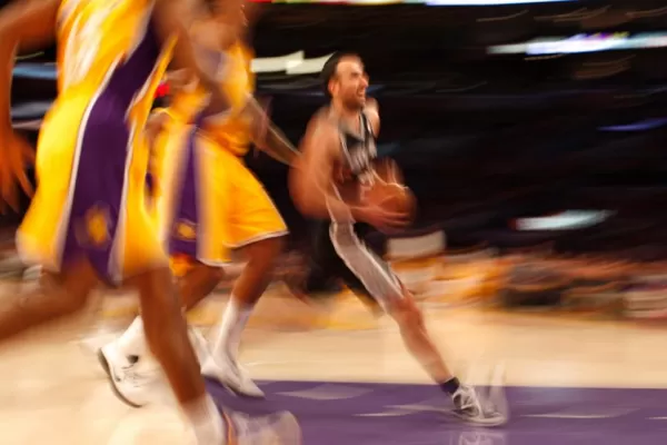 San Antonio frenó a los Lakers