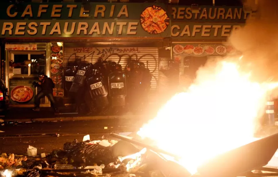 FUEGO, ARMAS Y VIOLENCIA. El choque entre manifestantes y fuerzas de seguridad dejó varios heridos. REUTERS.