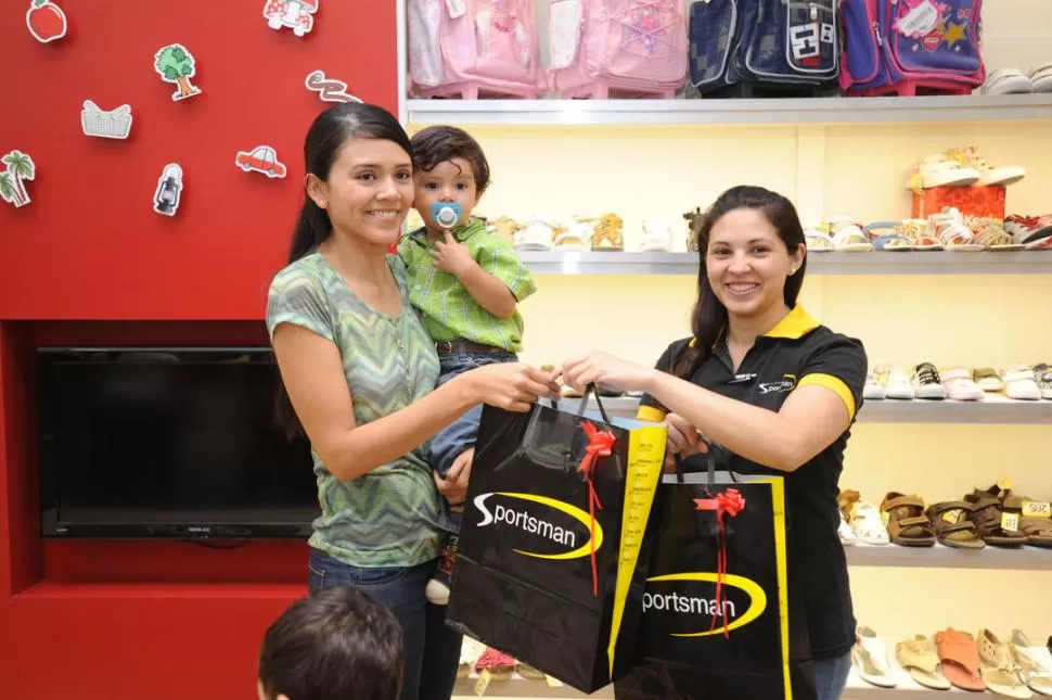 MUY GENEROSA. Paola recibió el premio y equipó a toda la familia. LA GACETA / FOTO DE ENRIQUE GALINDEZ