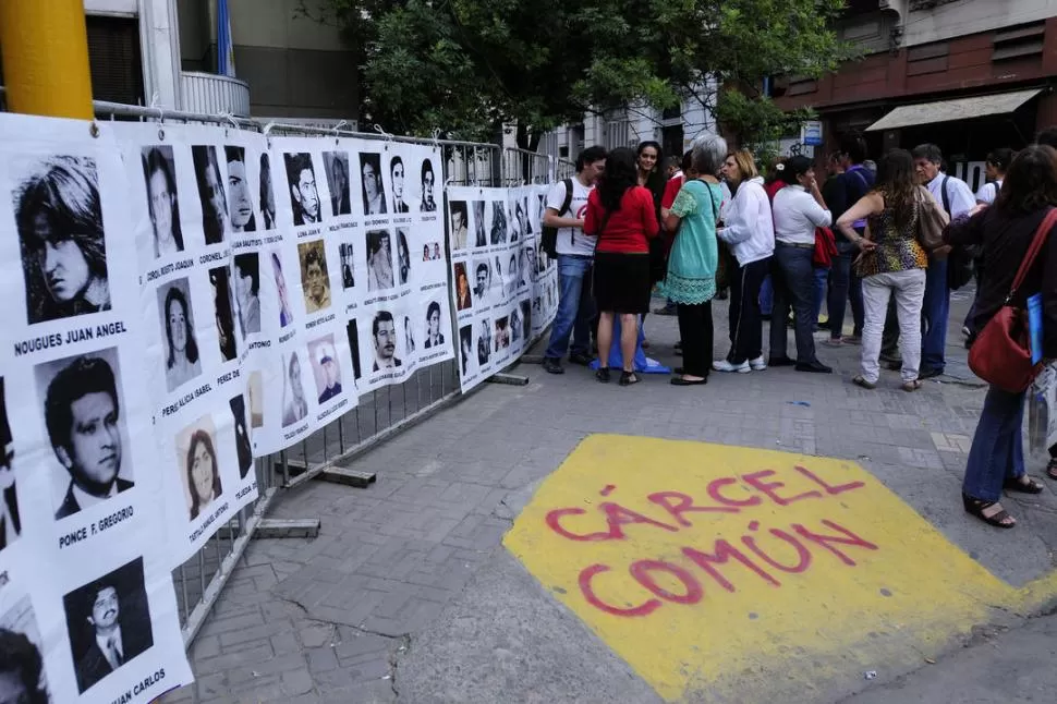 LOS PROTAGONISTAS, EN LA CALLE. Familiares de desaparecidos y de imputados en la causa cruzaron gritos y cánticos en la puerta del Tribunal Federal. LA GACETA / FOTO DE ANALÍA JARAMILLO 