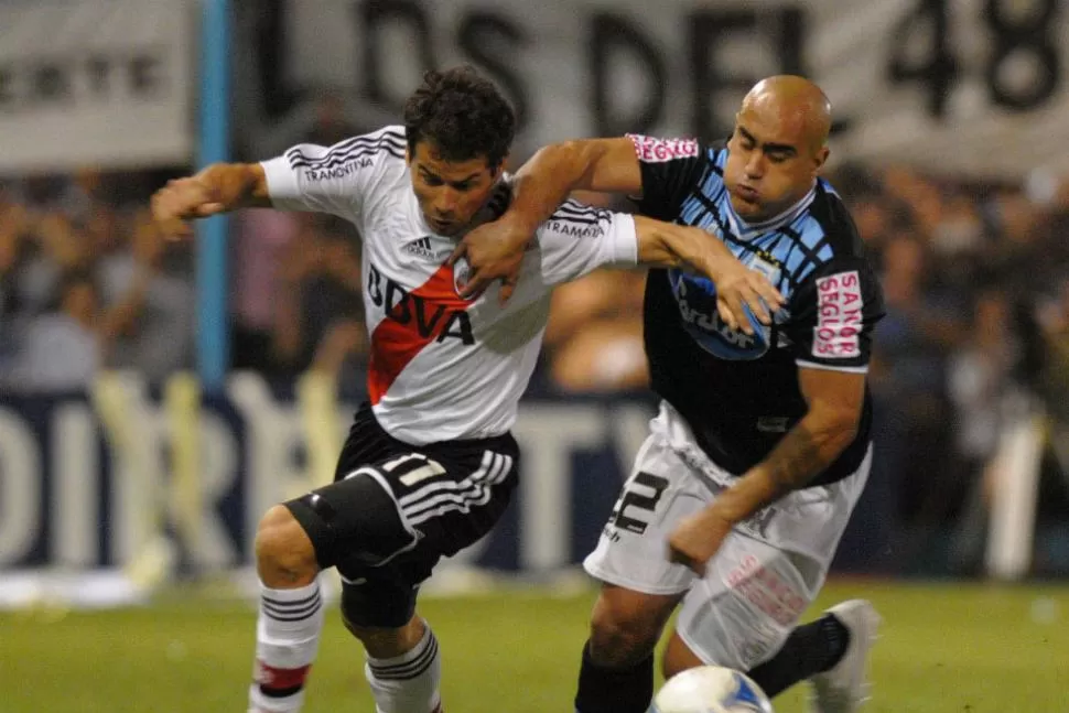 MANO A MANO. River y Atlético Rafaela no se sacan ventaja e igualan 0-0 al finald el primer tiempo, en el partido que se disputa en la ciudad santafesina. TELAM