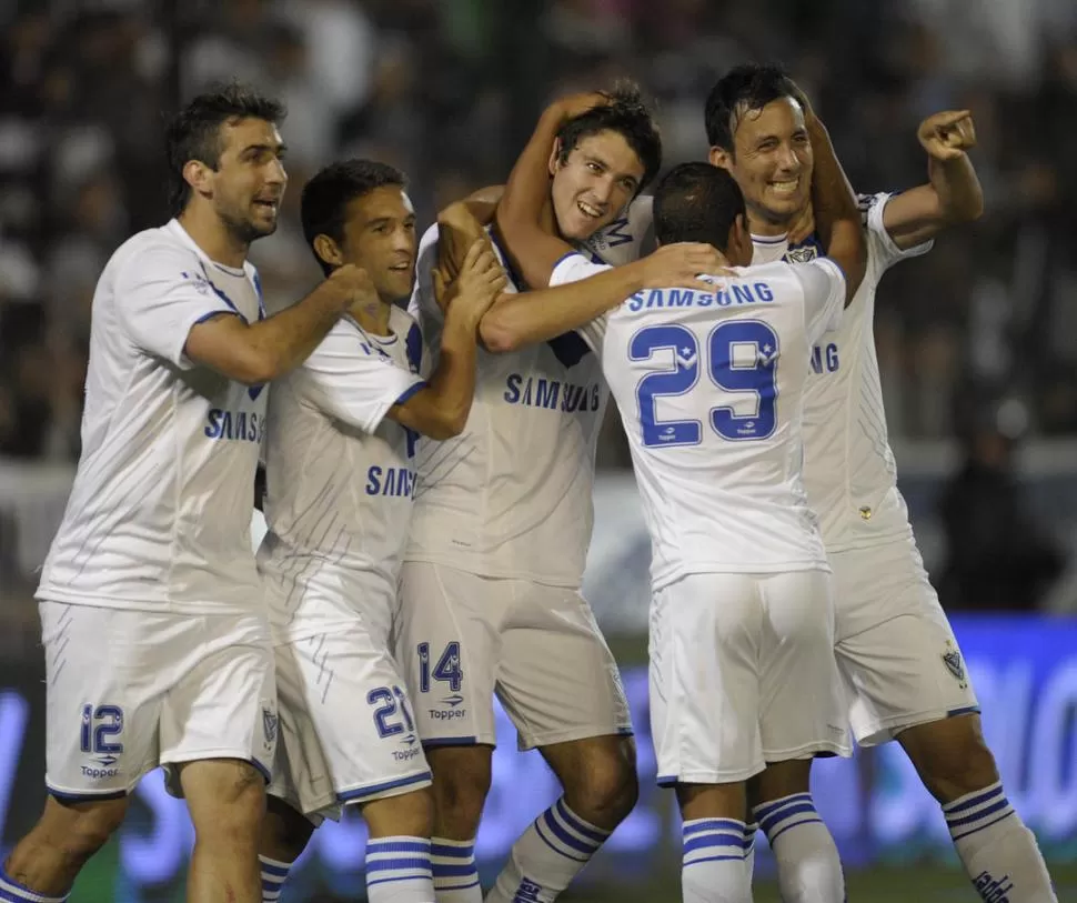 EL PIBE, IMPARABLE. Facundo Ferreyra (14) convirtió por tercer partido consecutivo y le permitió a Vélez volver a festejar. 