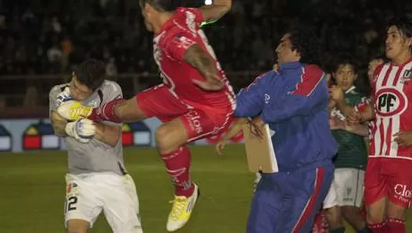 ATAQUE. Este es el momento justo del salto y posterior patada del rionegrino al arquero Viana. FOTO TOMADA DE 24HORAS.CL