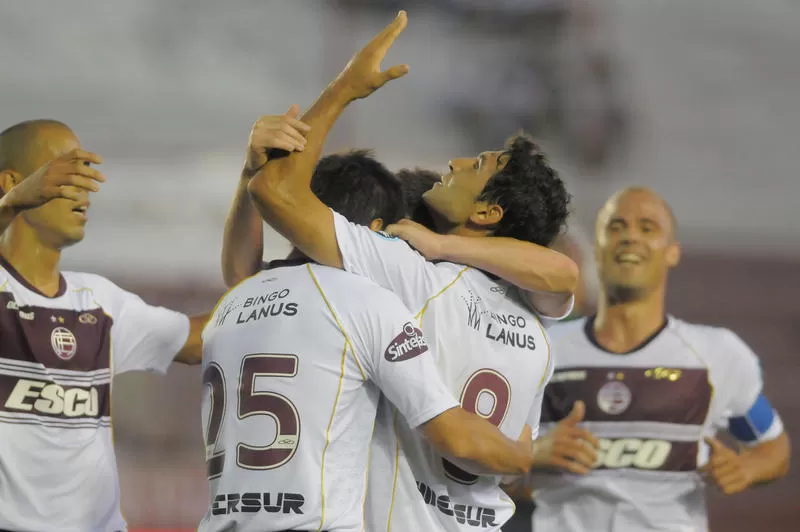 FESTEJO MERECIDO. Diego Valeri y los suyos celebran el gol que abrió el camino de la victoria. (DyN)