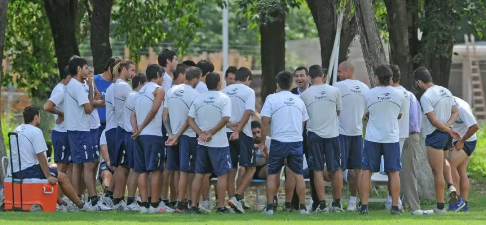 BUEN CLIMA. Los jugadores de Atlético rodean al presidente Mario Leito, quien les confirma que hoy cobrarán uno de los dos sueldos que la institución les debe. El otro se cancelará en 15 días. 