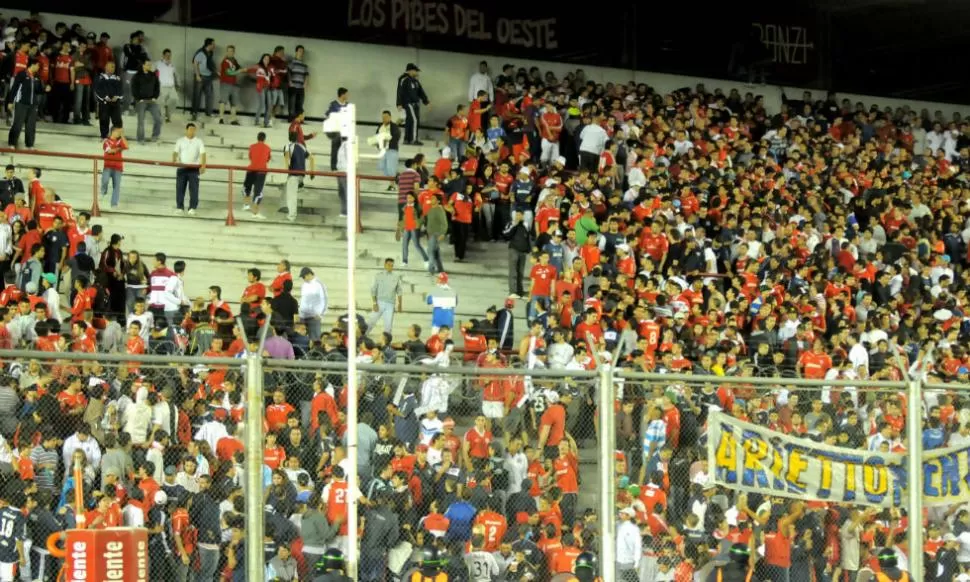 DECISION. Mientras se analizan las imágenes captadas por las cámaras de seguridad del estadio, Cantero anunció que la primer medida en contra de los agresores será la venta de entradas exclusiva para los socios en el próximo partido. DYN