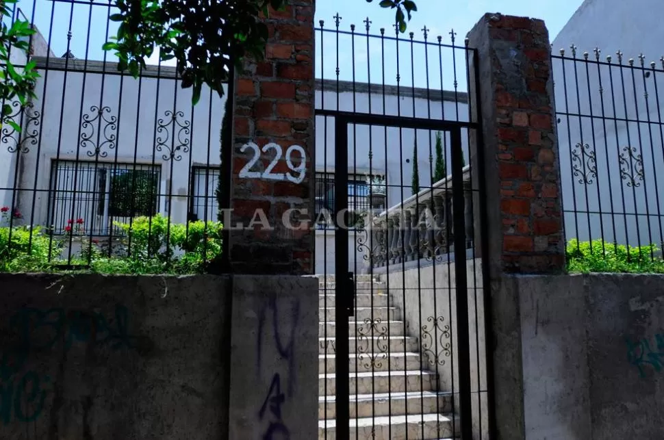 TODO CERRADO. Así estaba hoy el inmueble donde se produjo el procedimiento. LA GACETA / FOTO DE ANALIA JARAMILLO