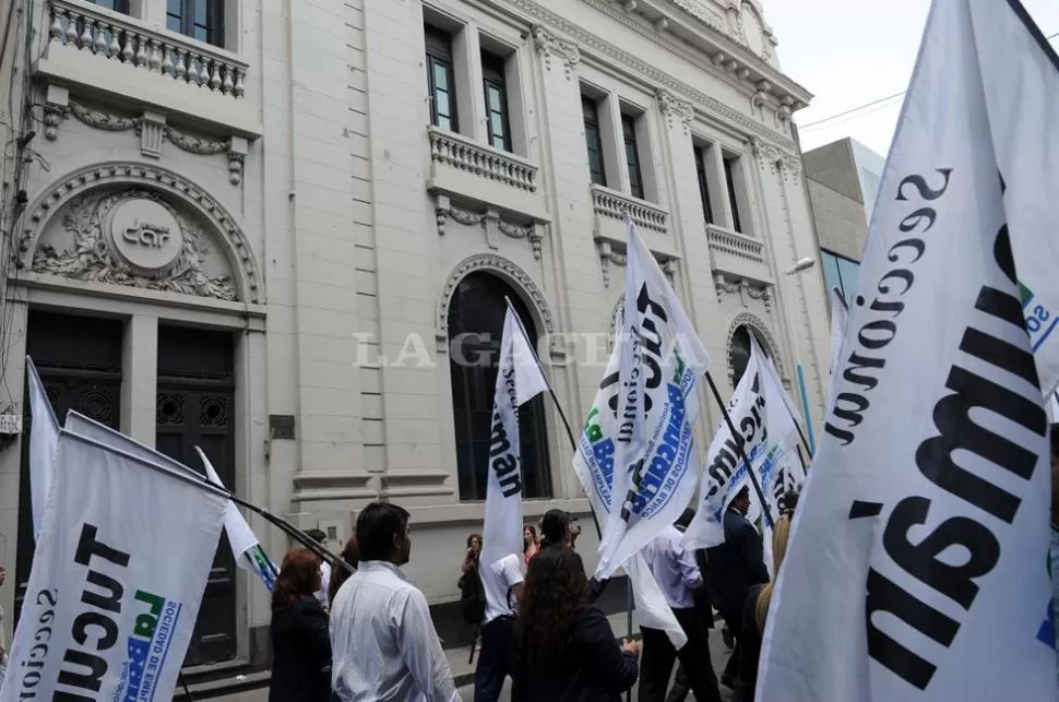 MARCHA Y PROTESTA. El titular de La Bancaria cargó nuevamente contra Cortalezzi. LA GACETA / FOTO DE FRANCO