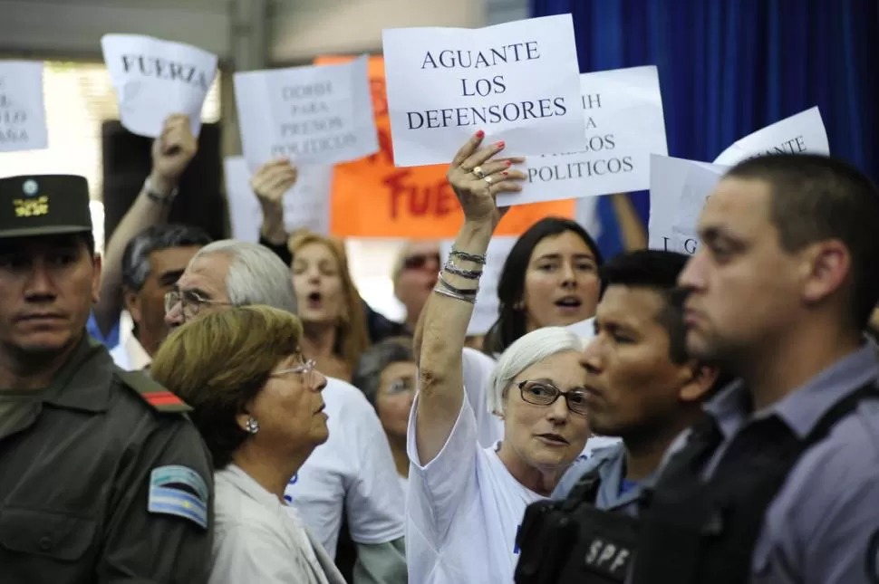 DESORDEN. Familiares de imputados se manifestaron ayer en el TOF; lo propio hicieron parientes de víctimas y militantes de los derechos humanos. LA GACETA / FOTO DE JORGE OLMOS SGROSSO