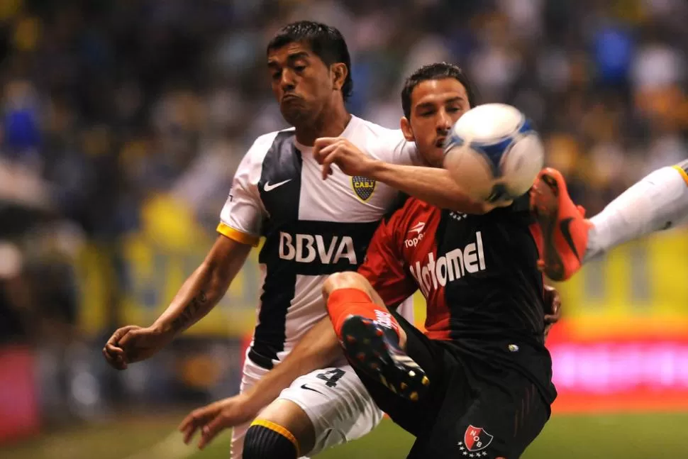 LUCHA PAREJA. Boca y Newll's no se pudieron sacar ventajas en los primeros 40 minutos. DYN